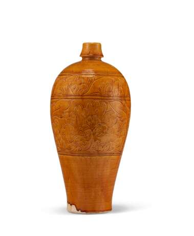 A CARVED AMBER-GLAZED VASE, MEIPING - Foto 2
