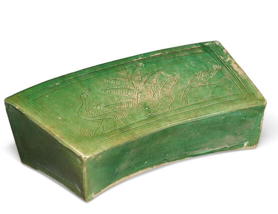 A GREEN AND AMBER-GLAZED PILLOW - фото 1