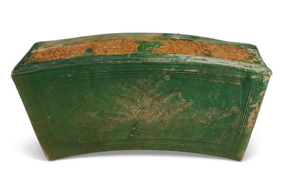 A GREEN AND AMBER-GLAZED PILLOW - Foto 2