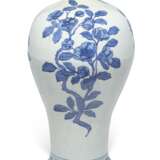 A LARGE BLUE AND WHITE VASE, MEIPING - Foto 1
