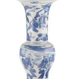 A BLUE AND WHITE ‘PHOENIX TAIL’ VASE - photo 2
