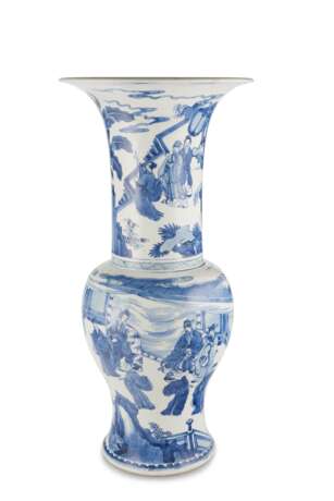 A BLUE AND WHITE ‘PHOENIX TAIL’ VASE - Foto 2