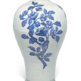 A LARGE BLUE AND WHITE VASE, MEIPING - photo 2