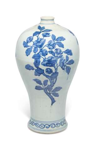 A LARGE BLUE AND WHITE VASE, MEIPING - photo 2