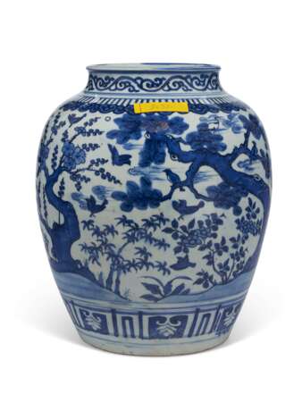 A LARGE BLUE AND WHITE JAR - photo 2
