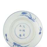 A SMALL BLUE AND WHITE DISH - photo 2