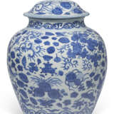 A LARGE BLUE AND WHITE JAR AND COVER - Foto 1