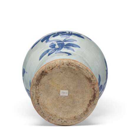 A LARGE BLUE AND WHITE VASE, MEIPING - photo 3