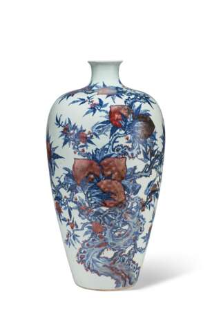A LARGE COPPER-RED-DECORATED BLUE AND WHITE ‘PEACH’ VASE, MEIPING - photo 1