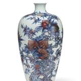 A LARGE COPPER-RED-DECORATED BLUE AND WHITE ‘PEACH’ VASE, MEIPING - Foto 1
