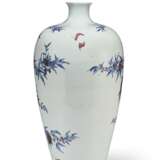 A LARGE COPPER-RED-DECORATED BLUE AND WHITE ‘PEACH’ VASE, MEIPING - фото 2