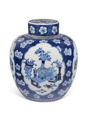 A BLUE AND WHITE JAR AND A COVER - Foto 1