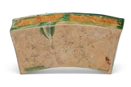 A GREEN AND AMBER-GLAZED PILLOW - Foto 4