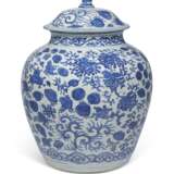 A LARGE BLUE AND WHITE JAR AND COVER - Foto 2