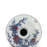 A LARGE COPPER-RED-DECORATED BLUE AND WHITE ‘PEACH’ VASE, MEIPING - Foto 4