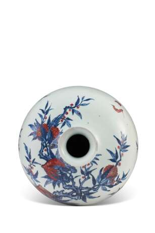 A LARGE COPPER-RED-DECORATED BLUE AND WHITE ‘PEACH’ VASE, MEIPING - фото 4