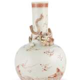 AN IRON-RED AND GILT-DECORATED BOTTLE VASE - Foto 1