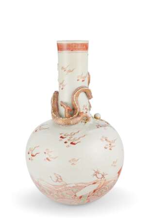 AN IRON-RED AND GILT-DECORATED BOTTLE VASE - Foto 2
