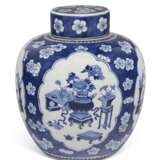 A BLUE AND WHITE JAR AND A COVER - Foto 2