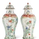 A PAIR OF FAMILLE VERTE OCTAGONAL VASES AND COVERS - photo 1