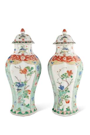 A PAIR OF FAMILLE VERTE OCTAGONAL VASES AND COVERS - фото 1