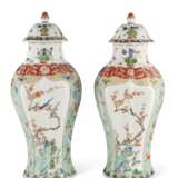 A PAIR OF FAMILLE VERTE OCTAGONAL VASES AND COVERS - photo 2