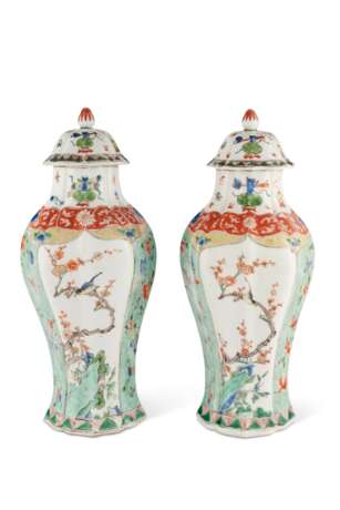 A PAIR OF FAMILLE VERTE OCTAGONAL VASES AND COVERS - photo 2