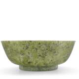 A LARGE MOTTLED GREEN SERPENTINE BOWL - фото 1