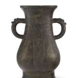 AN ARCHAISTIC BRONZE VASE, HU - фото 1