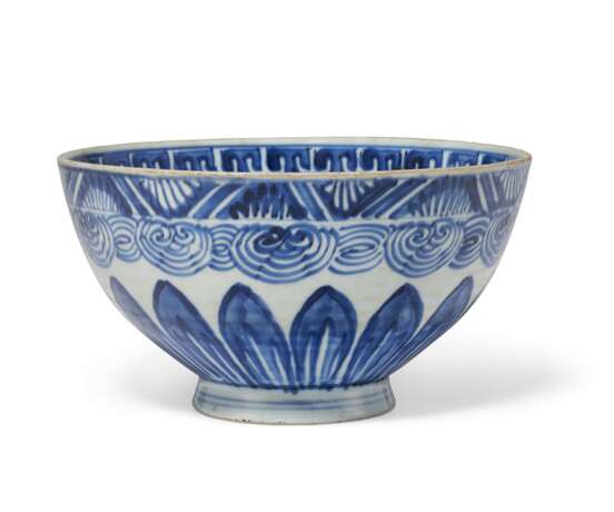 A BLUE AND WHITE BOWL - photo 1