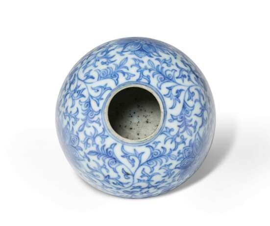 A SMALL BLUE AND WHITE BEEHIVE-FORM WATER POT - photo 3