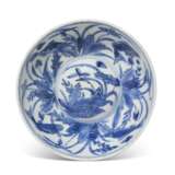 A SMALL BLUE AND WHITE SHALLOW BOWL - Foto 1