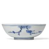 A SMALL BLUE AND WHITE SHALLOW BOWL - фото 2