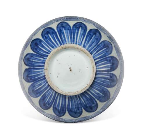 A BLUE AND WHITE BOWL - photo 3