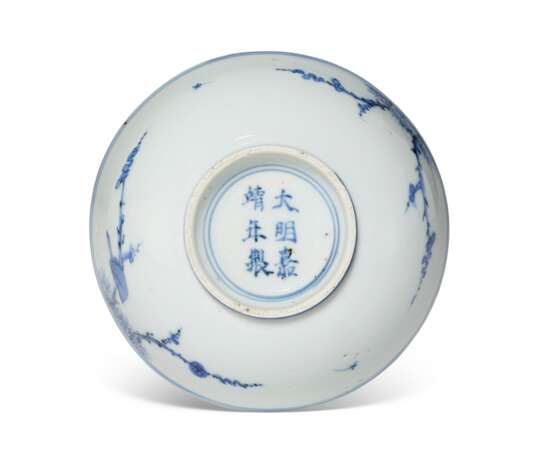 A SMALL BLUE AND WHITE SHALLOW BOWL - фото 3