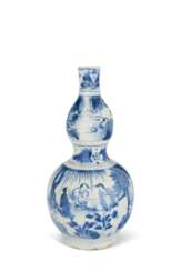A BLUE AND WHITE DOUBLE-GOURD-FORM VASE