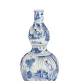 A BLUE AND WHITE DOUBLE-GOURD-FORM VASE - фото 2
