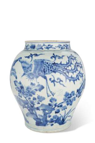 A LARGE BLUE AND WHITE JAR - Foto 1