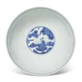 A BLUE AND WHITE DEEP BOWL - фото 4