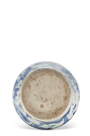 A LARGE BLUE AND WHITE JAR - photo 3