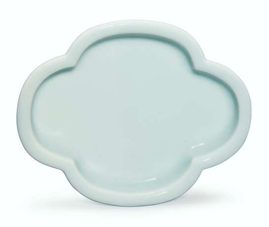 A SMALL PALE GREENISH-BLUE-GLAZED QUADRILOBED TRAY - Foto 1