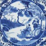 A BLUE AND WHITE MOLDED DISH - фото 2