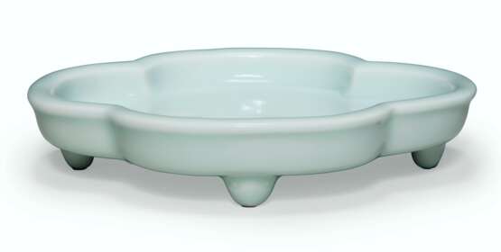 A SMALL PALE GREENISH-BLUE-GLAZED QUADRILOBED TRAY - Foto 2