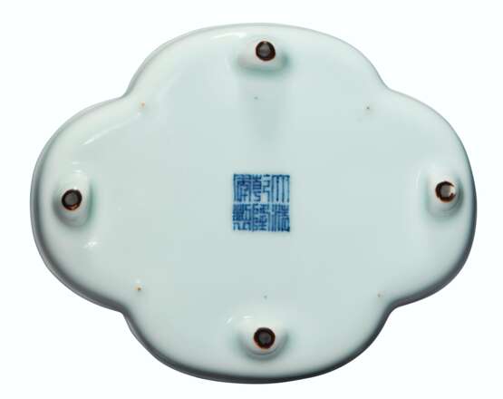 A SMALL PALE GREENISH-BLUE-GLAZED QUADRILOBED TRAY - Foto 3