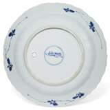 A BLUE AND WHITE MOLDED DISH - фото 3