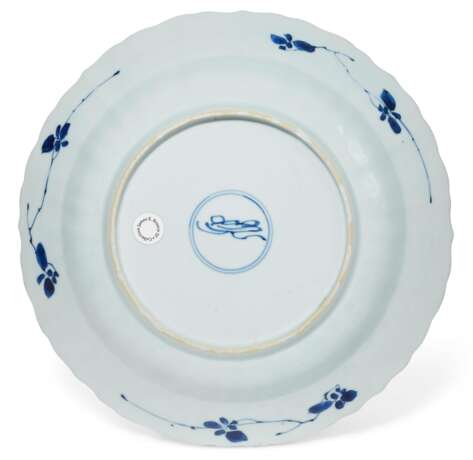 A BLUE AND WHITE MOLDED DISH - photo 3