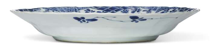A BLUE AND WHITE MOLDED DISH - фото 4