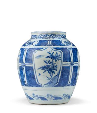 A LARGE BLUE AND WHITE JAR - Foto 2