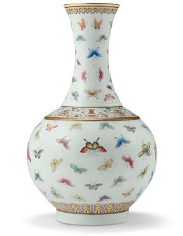 A FAMILLE ROSE ‘BUTTERFLY’ VASE - photo 1