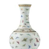 A FAMILLE ROSE ‘BUTTERFLY’ VASE - photo 2